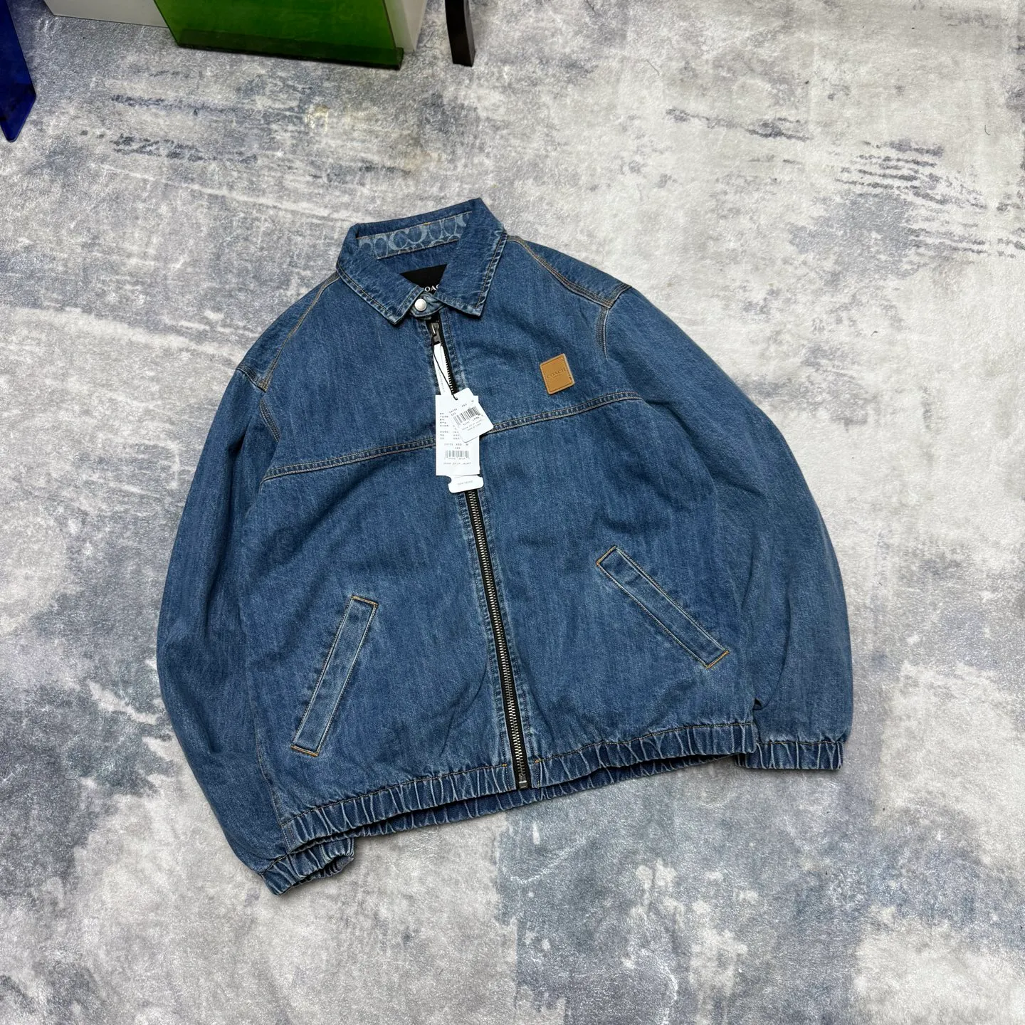 Available for new shipment in early spring! COH men's American Retro workwear Detroit washed distressed denim lapel cotton splicing zipper jacket, very Retro Blue denim, denim will never go out of style. The upper body of various experts shows how handsome he is. This style is very casual yet a bit gentlemanly. It is not so ostentatious, but the upper body makes the whole person look tall and elegant. That is, you only need to wear this coat. You don’t have to think about the overall matching, it’s casual and fashionable to wear casually. This can be worn by both men and women, and the fit is very correct. Shipped by a trading company and produced on a large assembly line, the quality is absolutely superb. The overall wiring is smooth and neat, and the inner lining is made of pure cotton, which is breathable and comfortable and has excellent skin fit. It's definitely the quality that goes in and out of the mall. The whole set of hardware is made by Koujia with logo letters. The texture of ancient silver matches the whole dress very well. The Genuine Leather leather label on the front chest is beautifully embellished. Really high quality. The shopkeeper’s own money. 🤗🤗🤗 Color: Washed Retro denim blue Size: M-XXL (equivalent to M-XXL) Fabric: Denim (Composition: Cotton) M size: Length 68CM Bust 118CM Shoulder width 53CM Sleeve length 62CM (Reference height 165-170CM Weight 110-130 catties) L size: Length: 70CM Bust 122CM Shoulder width 54CM, sleeve length 63CM (reference height 170-175CM, weight 130-150 catties) XL code: length: 72cm, bust: 126cm shoulder width: 55cm, sleeve length: 64cm (reference height 175-180CM, weight 145-165 catties) XXL code: length: 74cm, bust: 130cm, shoulder width: 56cm Sleeve length: 65cm (reference height 180-185CM, weight 165-185 catties)